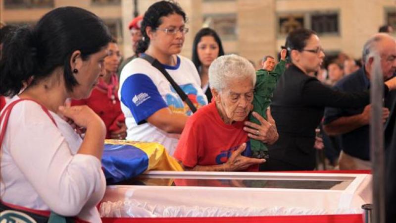Foto cedida por Palacio de Miraflores de seguidores del fallecido presidente venezolano, Hugo Chávez, visitando la capilla ardiente en la que se encuentran su cuerpo.