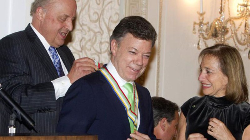 Premian a presidente colombiano