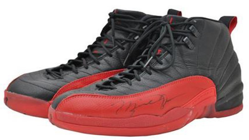 Subastan tenis de M. Jordan en $104,000