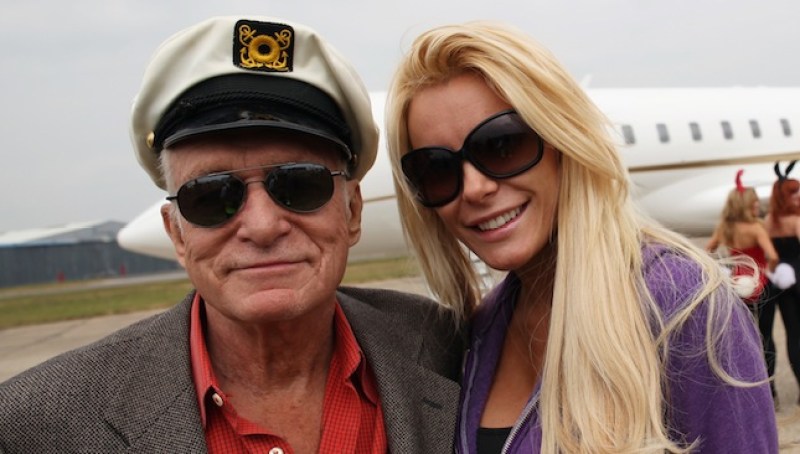 El fundador de Playboy Hugh Hefner y la conejita Crystal Harris aseguran haber vuelto y estar muy felices.
