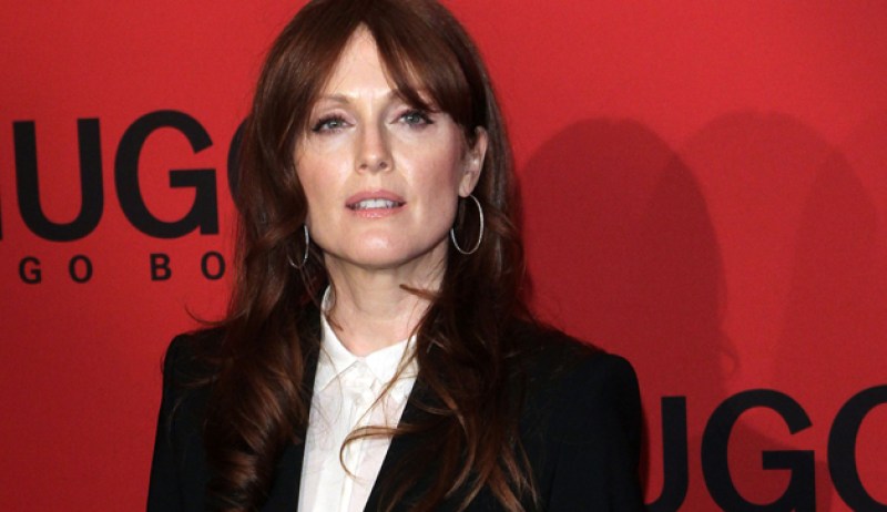 Roban a Julianne Moore en NY