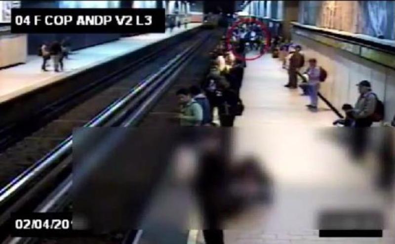 Joven es aventado a las vías del tren