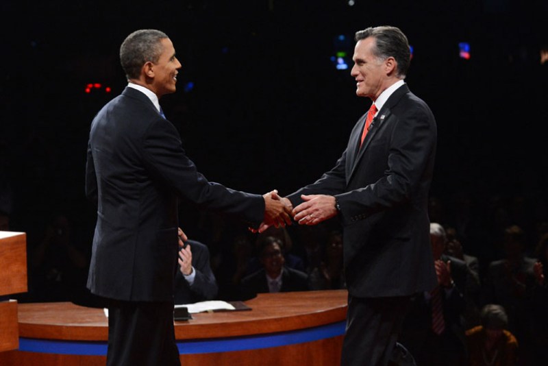 El presidente Barack Obama y el ex gobernador de Massachusetts Mitt Romney se saludan con un apretón de manos para dar inicio al debate.