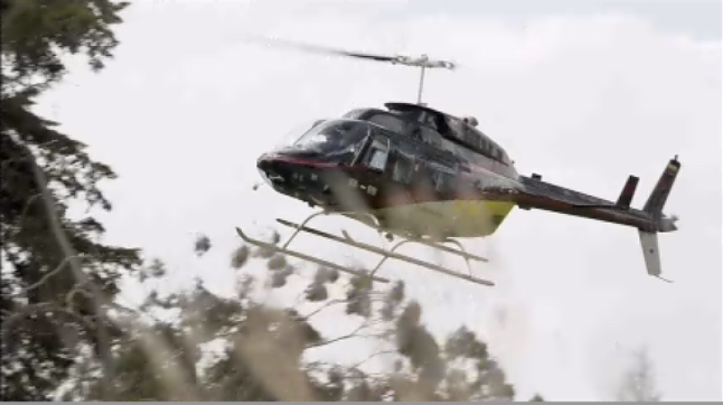 Sin embargo, cuando van a recogerlo en un helicóptero le queda muy claro que no es la guerrilla la que está detrás de su secuestro.
