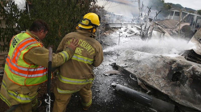 Los bomberos intentan sofocar el fuego en Napa, California. Tras el sismo registrado la madrugada de este domingo se registraron numerosos incendios, así como fugas de gas y agua en la zona.