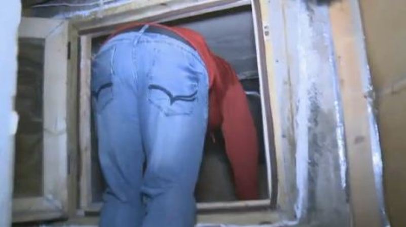 La plantación clandestina estaba en la base de una piscina de hormigón sellado completo con un túnel subterráneo oculto.
