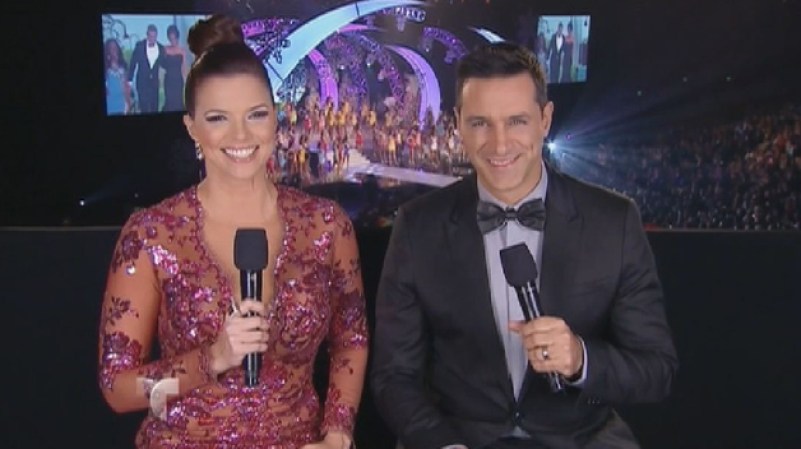 Rashel Diaz y Omar Germenos, del programa "Un nuevo día", fueron los presentadores del certamen de la versión en español para Telemundo.