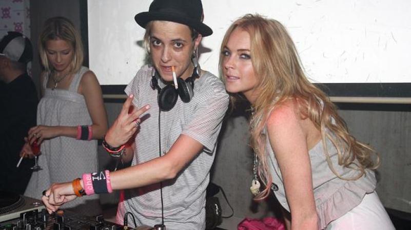 (2009) La vida de Lohan cambia dramáticamente, cuando comienza a salir con la DJ Samantha Ronson. Fueron fotografiadas tomadas de la mano e incluso besándose.