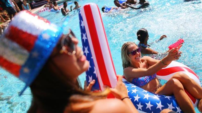 22 de octubre, 2012: Estudiantes se dieron un chapuzón en la piscina de la Universidad Lynn, en Boca Ratón (Florida), lugar del tercer debate presidencial.