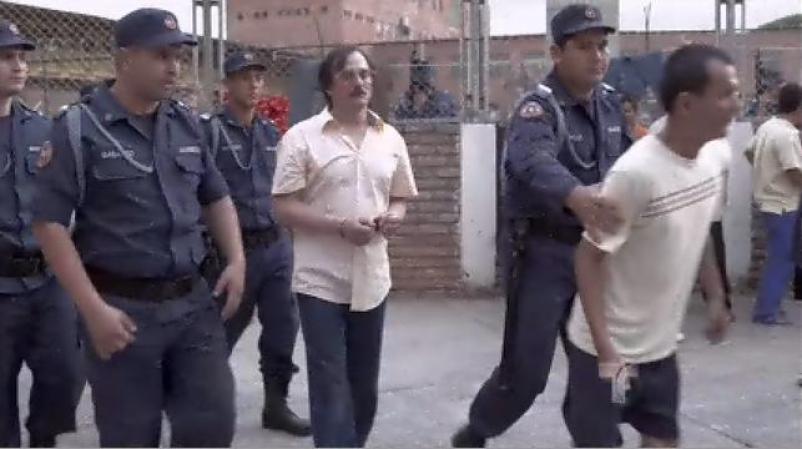 Crisanto, el socio de Escobar, es llevado a la cárcel.