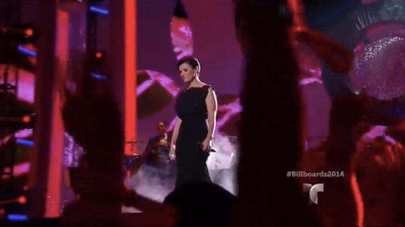 Laura Pausini y Bocelli intepretaron "Vive ya".