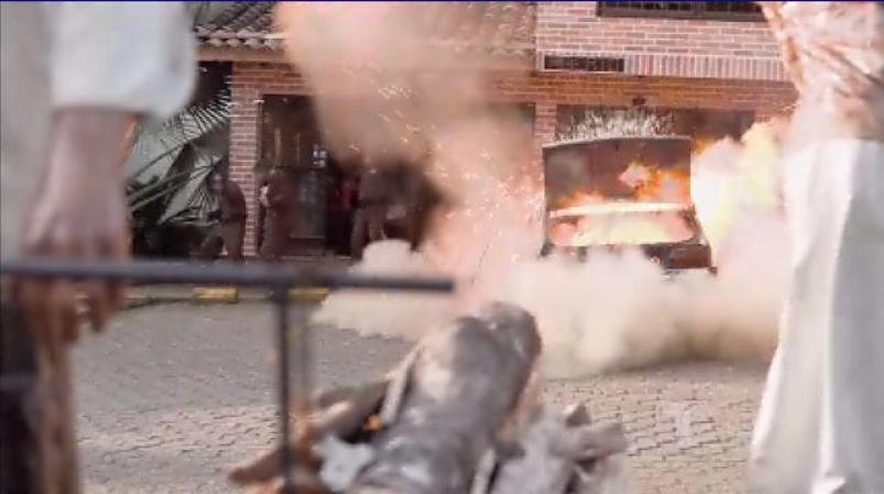 Que también involucra a un coche bomba que sí explota.