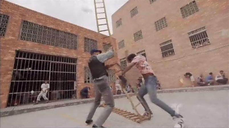 Y desde la cárcel ambos hombre suben al helicóptero de Escobar para disfrutar de su libertad.