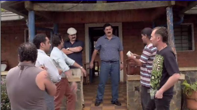 Pablo está orgulloso y felicita enfrente de todos a Marino dándole un fajo de billetes.