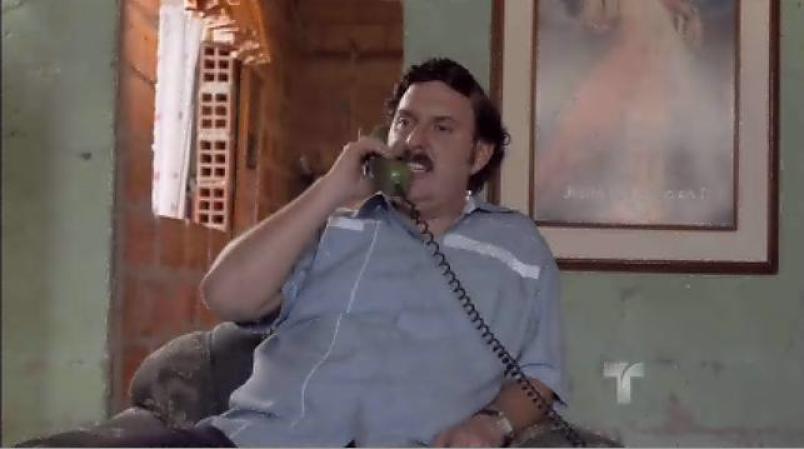 Escobar le advierte que no puede estar viéndose con sus enemigos.