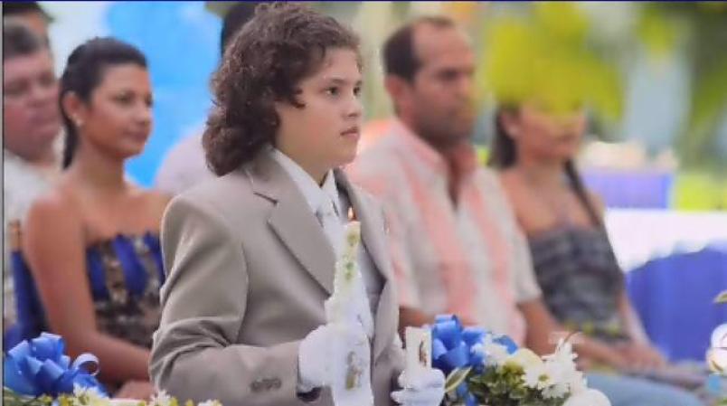 Aunque no ha ido al catecismo, ni está preparado como los demás niños, Emilio hace su primera comunión con una gran fiesta que le organiza su papá.