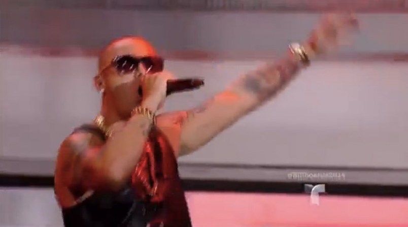 Wisin y Sean Paul cantando "Danger Baby".