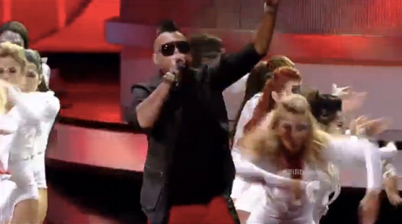 Wisin y Sean Paul cantando "Danger Baby".