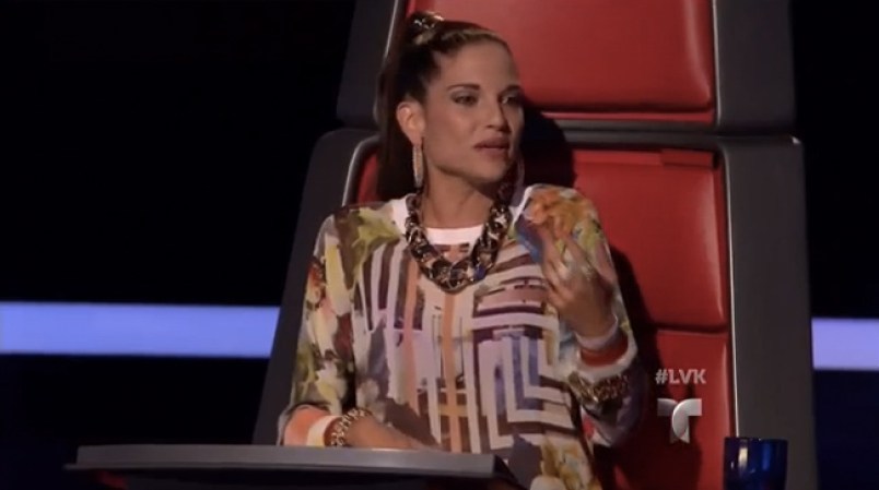 Natalia felicito a su pequeña cantante.