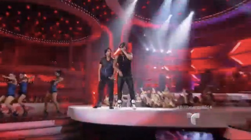 Luis Fonsi y Wisin cantaron "Corazón en la maleta"
