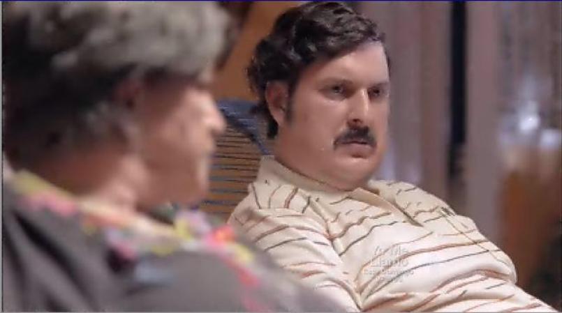 La madre de Escobar habla con él y le dice que no hace falta más muertos, que piense bien qué otras estrategias puede tomar.