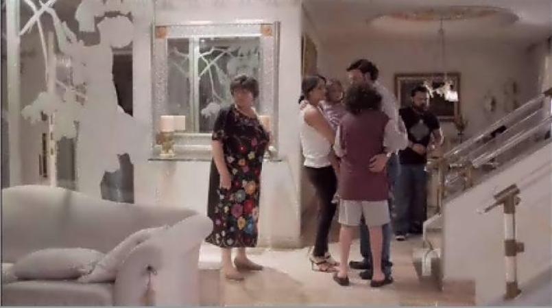 Ante el temor de que sean descubiertos por la Policía, Pablo manda llevar a su familia a una nueva casa.