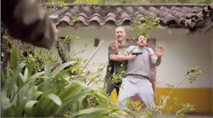 Y llega a donde tienen escondido a Pastrana. Sin embargo, Marino y los demás hombres están fuera y sólo uno lo está cuidando.