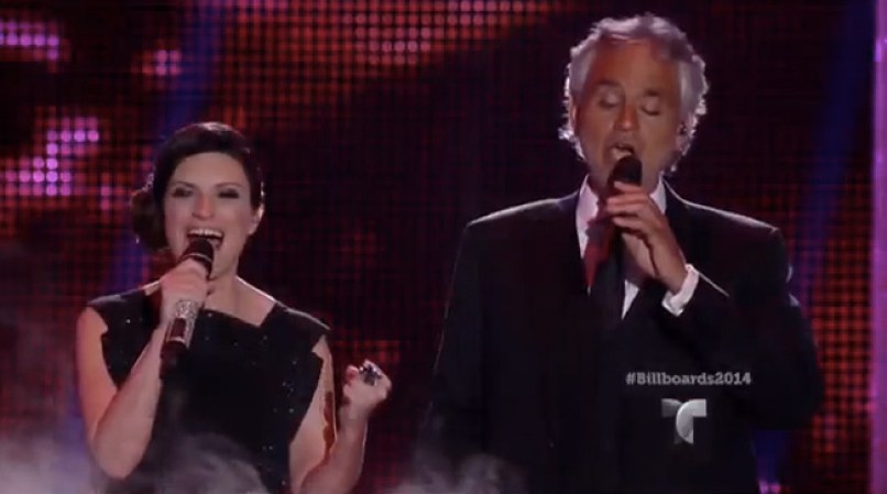 Laura Pausini y Bocelli intepretaron "Vive ya".