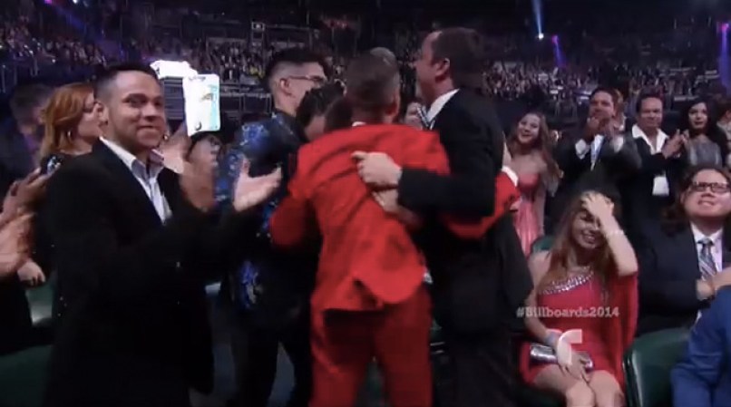Chino y Nacho recibieron emocionados su premio.
