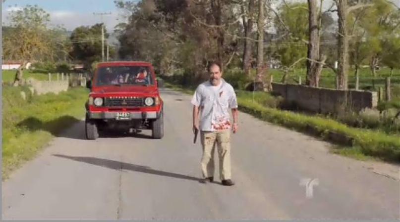 Primero eliminan a su escolta y aunque le disparan a Jimenez, éste no muere al instante. El coronel sale de su automóvil y los enfrenta.