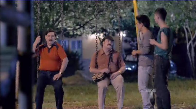Pablo y Gonzalo contratan a unos sicarios para asesinar a Guillermo Cano, dueño del Espectador.