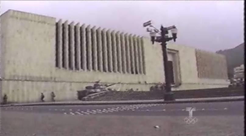 Y los tanques de guerra hacen su aparición afuera del emblemático edificio.