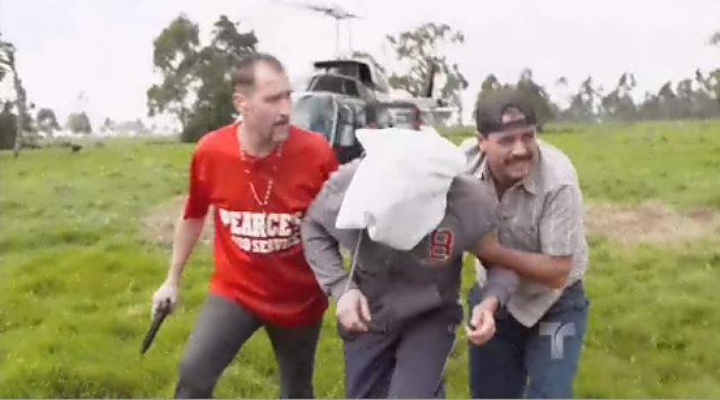Marino y su compañero lo llevan con el rostro cubierto a que se encuentre frente a frente con su captor.