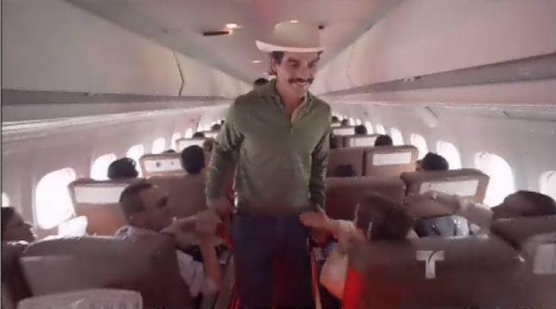 Diego Pizano sube al avión que fue previamente inspeccionado.