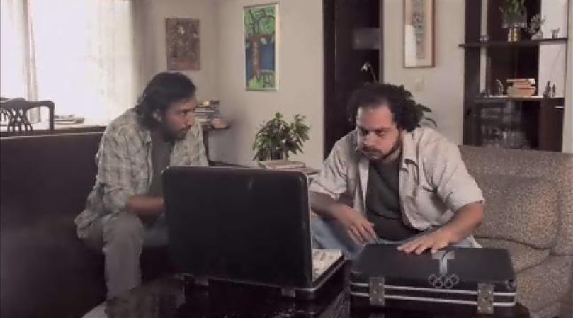 Pablo Escobar lo apoya dándole dinero y armas para que tomen el Palacio de Justicia y quemen los archivos.