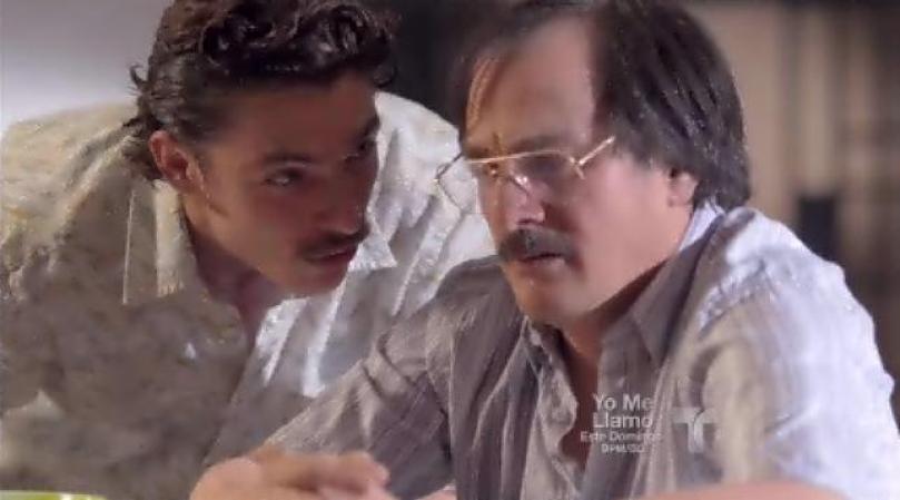 Los hombres de Escobar lo amenazan con que se quede callado y ni mencione el nombre del patrón, ya que si se atreve a hablar su familia sufrirá las consecuencias.