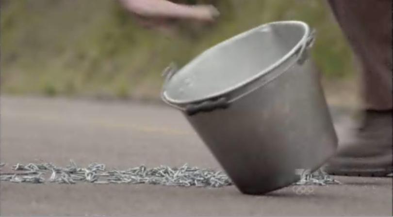 Por lo que hace que su gente llene de clavos la carretera para eliminar a su contrincante.