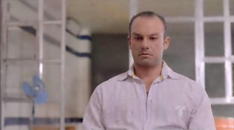 Y así mandarle una prueba de vida a su esposa.