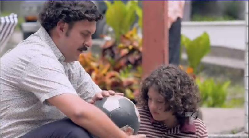 Emilio está muy triste porque tiene que dejar el colegio, pero Escobar habla con él y le dice que están buscando un mejor colegio para él.
