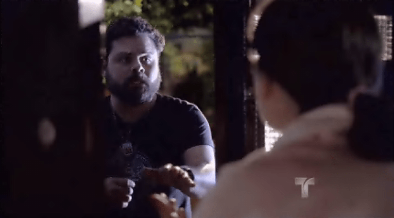 Es uno de los hombres de Pablo, quien le dice que no se asuste, que todo está bien.