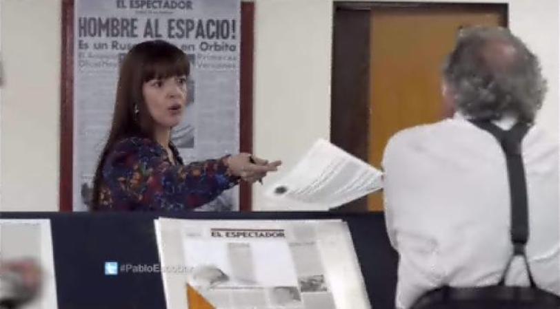 Mientras tanto en la redacción de El Espectador se recibe un cable que hace que paren las prensas.
