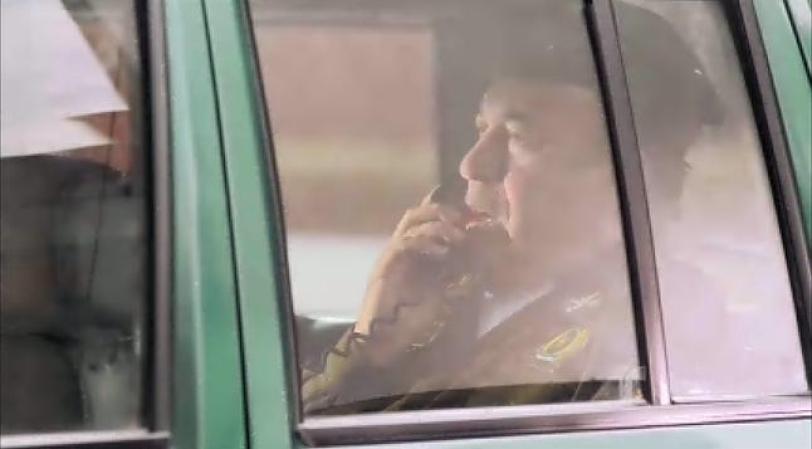 El Coronel Pedregal le llama a Escobar y le advierte que se vaya pues se dirige con sus hombres por él.