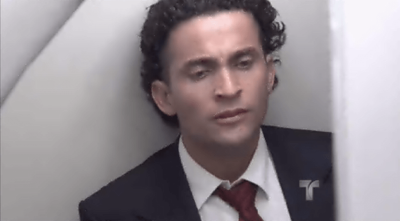 Leonel va al baño, como le habían indicado.