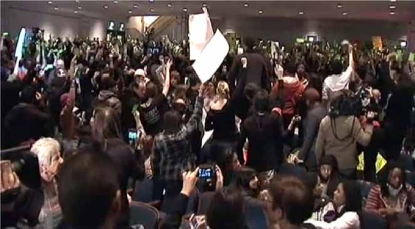 Cientos de protestantes acudieron a la votación para mostrar su indignación por esta medida.