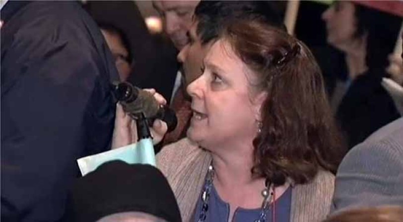 Varios manifestantes alzaron su voz el jueves por la noche para protestar contra el cierre de escuelas.