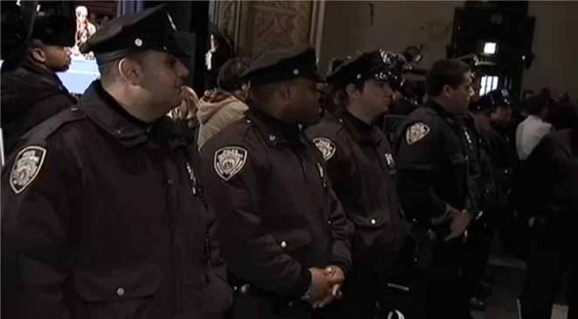Oficiales de la policía de Nueva York forman una barricada para impedir el paso de los protestantes que insistían en llegar hasta el frente del comité educativo.