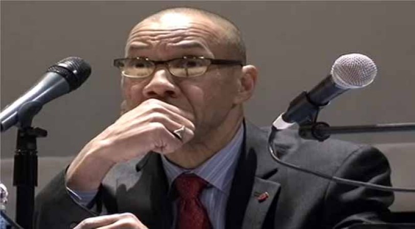 El canciller Walcott trató de escuchar las voces de los protestantes, pero estos trataron de forzar su paso hacia el frente del auditorio, y oficiales policiales tuvieron que intervenir.