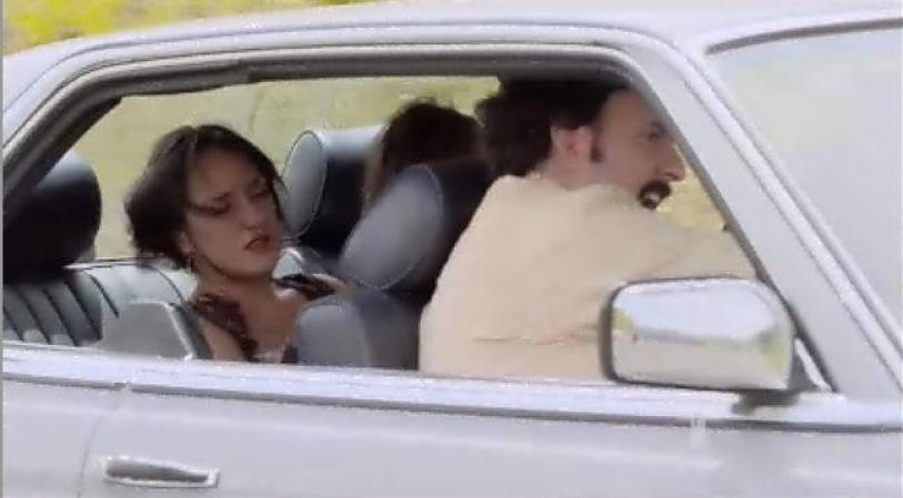 Escobar y su familia salen justo a tiempo de su casa.