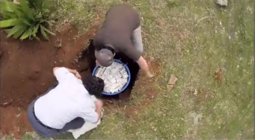 Mientras tanto, Escobar y su primo empiezan a enterrar dinero para prevenir de los tiempos difíciles que se avecinan.