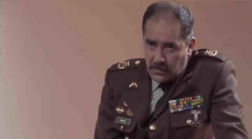 Y el comandante cae en cuenta del error que cometió.